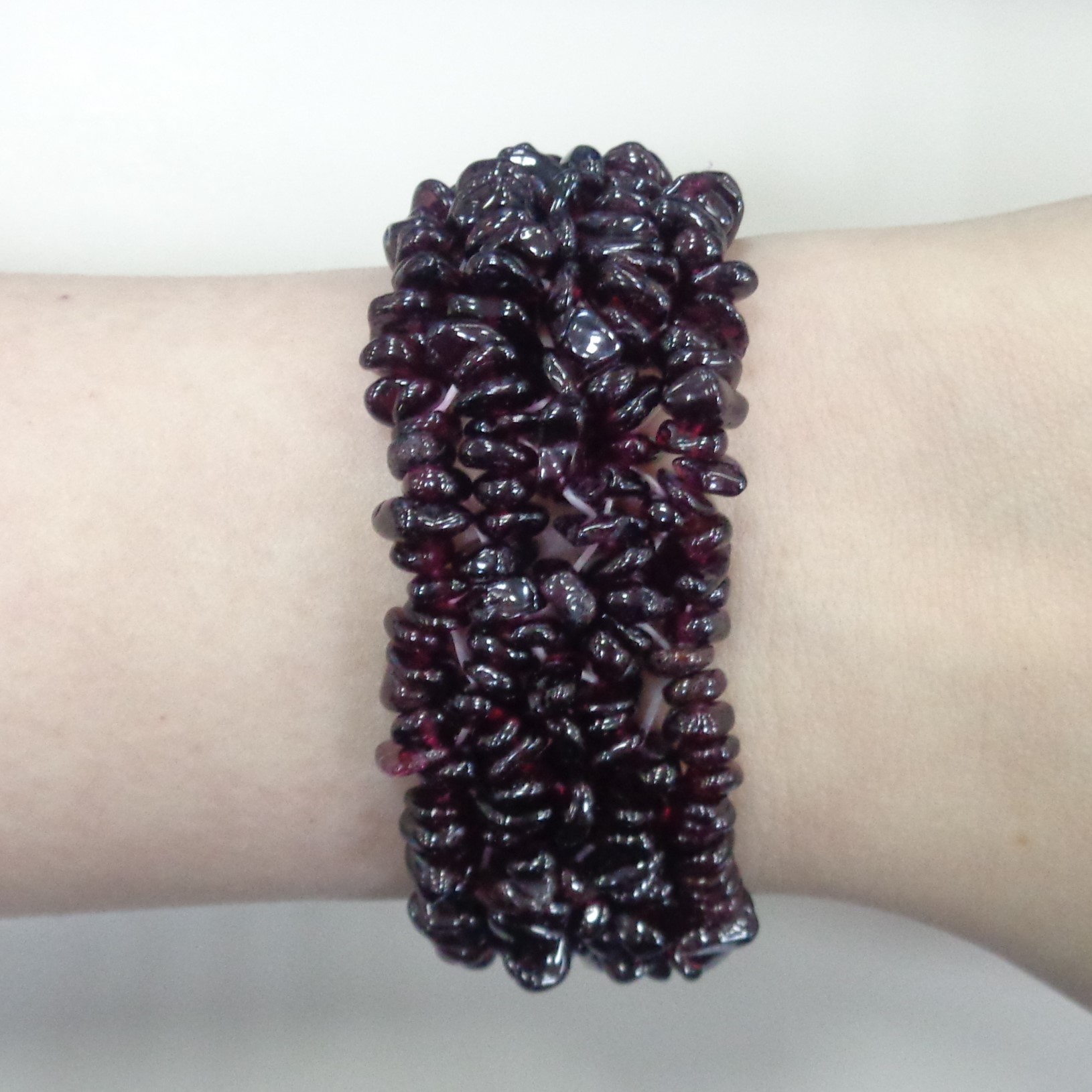 Браслет из граната на резинке